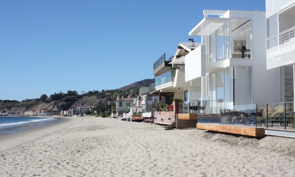 Malibu's celebrity homeowners try to block public beach use, California