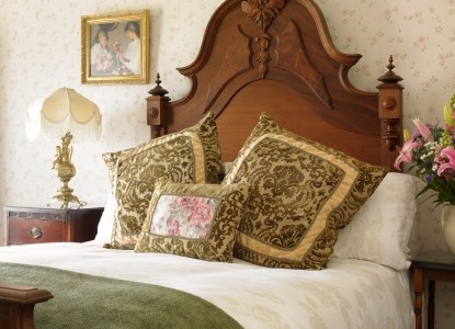 Dennen’s Victorian Farmhouse B & B