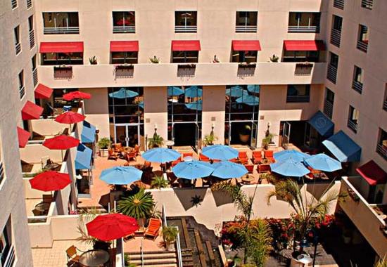 Le Troquet Patio Lounge