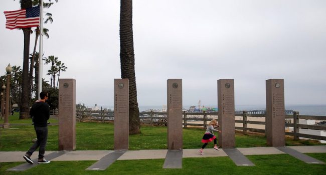5 Pillars of the Santa Monica Veterans Memorial - photo by Raymondtan85 flickr